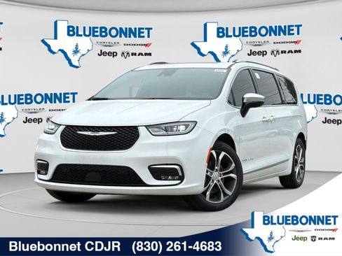 New 2026 Chrysler Pacifica Pinnacle w/ Trailer Tow Group FWD image 1