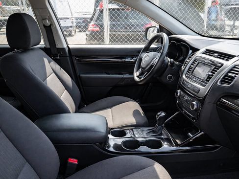 Used 2015 Kia Sorento LX image 4