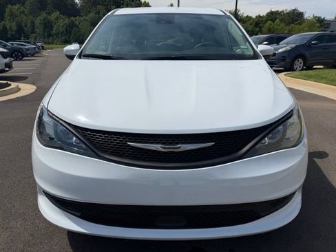 Used 2023 Chrysler Voyager LX FWD image 3