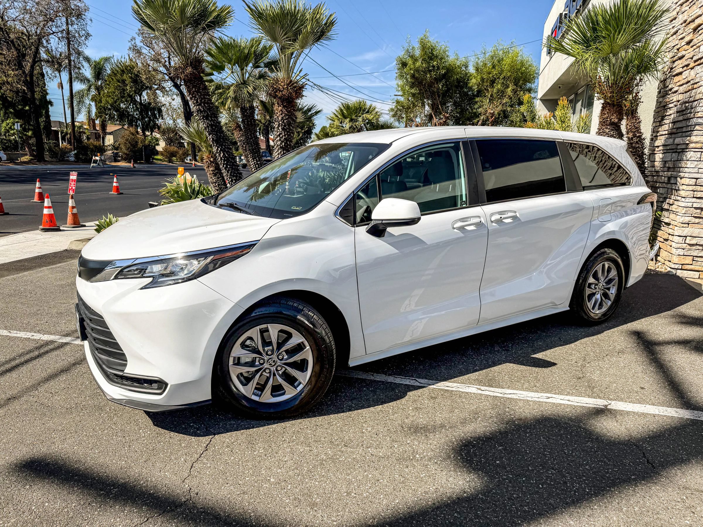 Used 2023 Toyota Sienna LE FWD image 5