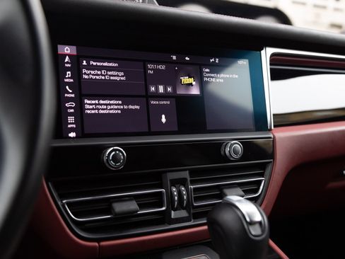 Certified 2024 Porsche Macan S AWD/4WD image 24
