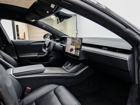 Used 2021 Tesla Model S Plaid image 11