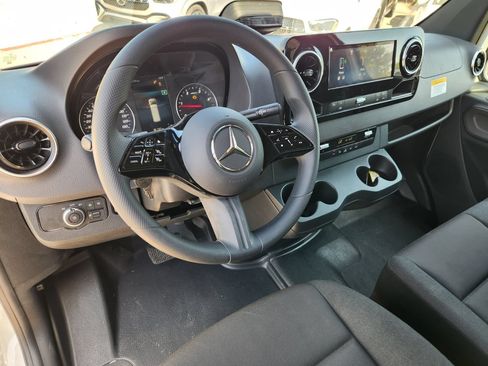 Used 2025 Mercedes-Benz Sprinter 4500 image 2