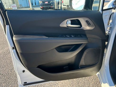 New 2026 Chrysler Pacifica Select w/ S Appearance Package FWD image 12
