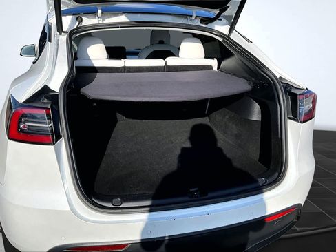 Used 2021 Tesla Model Y Long Range image 18