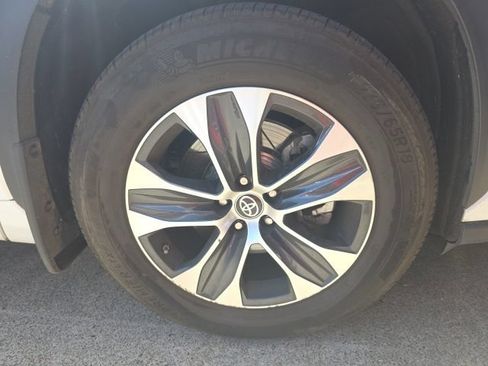 Used 2022 Toyota Highlander XLE AWD/4WD image 9