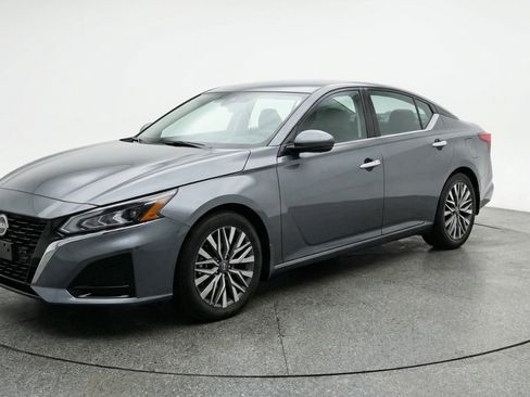 Used 2025 Nissan Altima 2.5 SV image 3