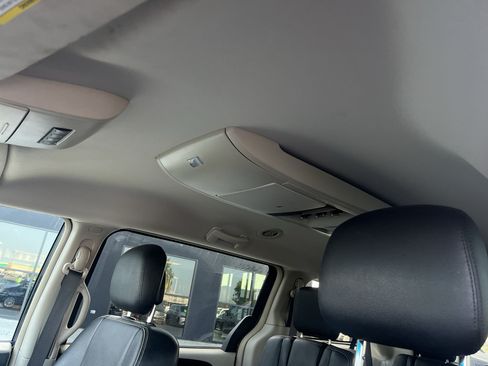 Used 2016 Chrysler Town & Country Touring FWD image 29