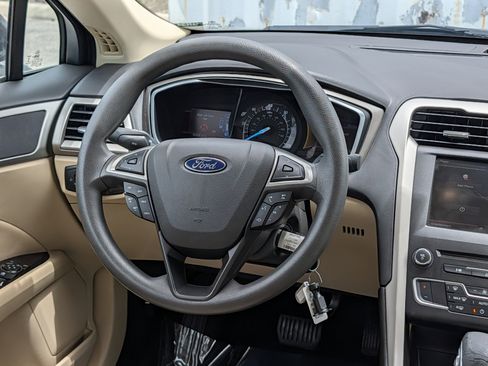 Used 2016 Ford Fusion SE FWD image 15