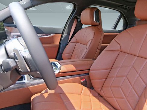 New 2026 BMW 750e xDrive w/ Executive Package image 4