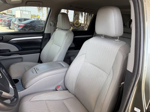 Used 2015 Toyota Highlander Plus FWD image 12