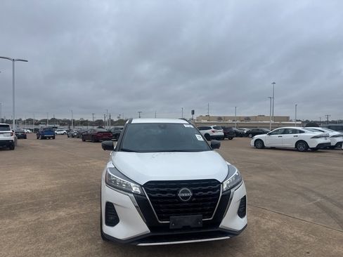 Certified 2023 Nissan Kicks SR w/ SR Premium Package image 3