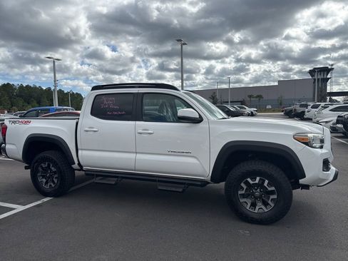 Used 2018 Toyota Tacoma TRD Off-Road image 2