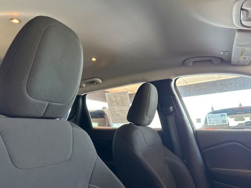 Used 2019 Jeep Cherokee Latitude w/ Popular Appearance Group AWD/4WD image 17