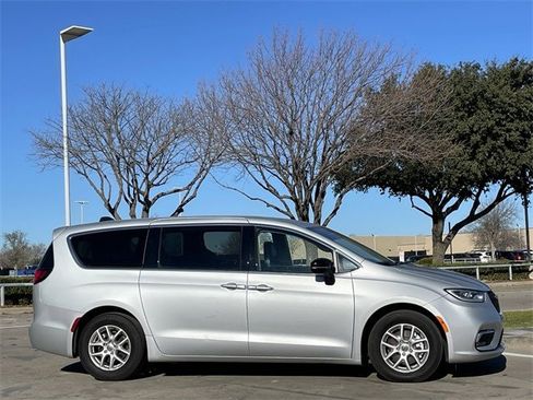 Used 2024 Chrysler Pacifica Touring-L image 3