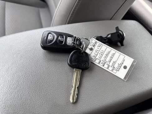 Used 2020 Hyundai Elantra SE FWD image 24
