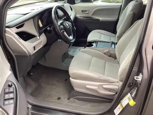 Used 2015 Toyota Sienna L image 16