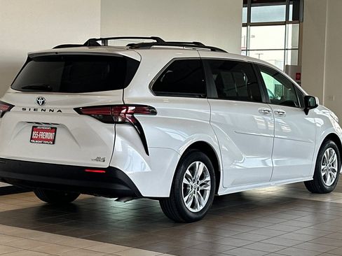 Certified 2022 Toyota Sienna XLE w/ XLE Plus Package image 4