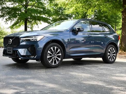 Used 2023 Volvo XC60 B5 Plus AWD/4WD image 3