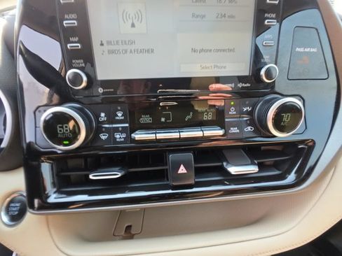 Used 2021 Toyota Highlander XLE AWD/4WD image 17