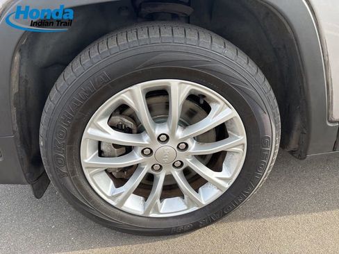 Used 2019 Jeep Cherokee Latitude w/ Popular Appearance Group image 24