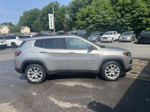 Used 2023 Jeep Compass Latitude AWD/4WD image 2