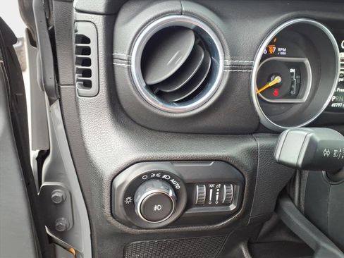 Used 2018 Jeep Wrangler Unlimited Sahara image 26