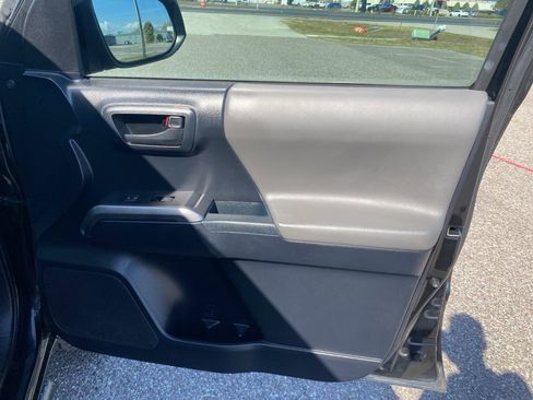 Used 2018 Toyota Tacoma SR5 image 18