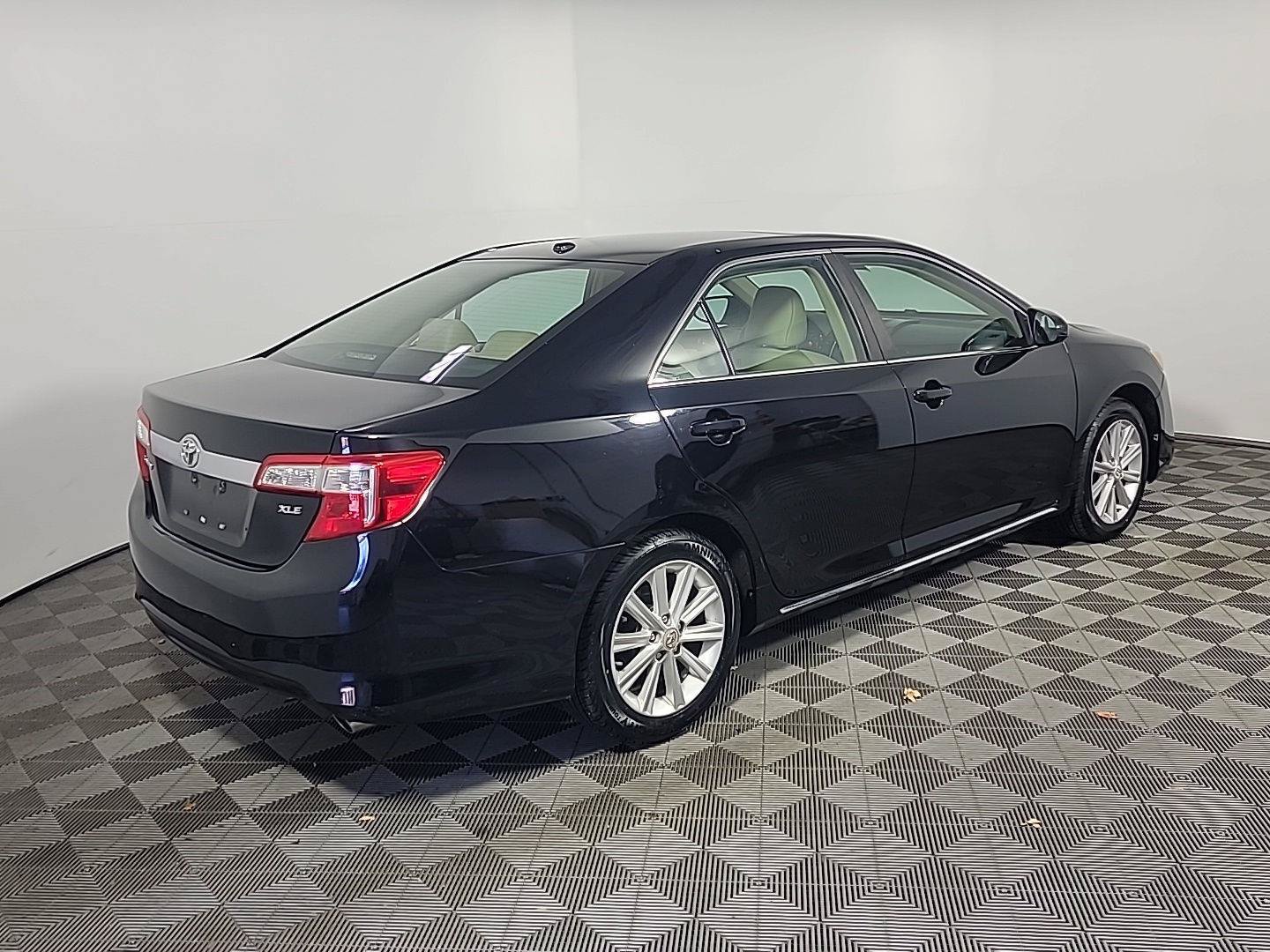 Used 2012 Toyota Camry XLE w/ Leather Pkg FWD image 4