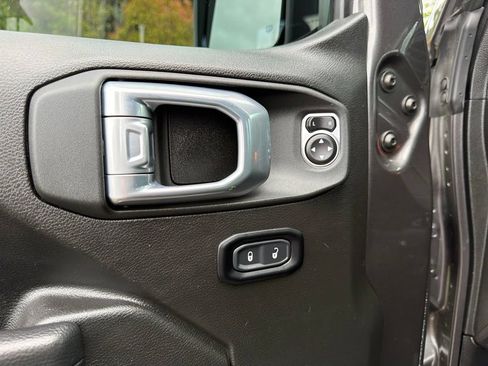 Used 2025 Jeep Gladiator Mojave w/ Convenience Group AWD/4WD image 12