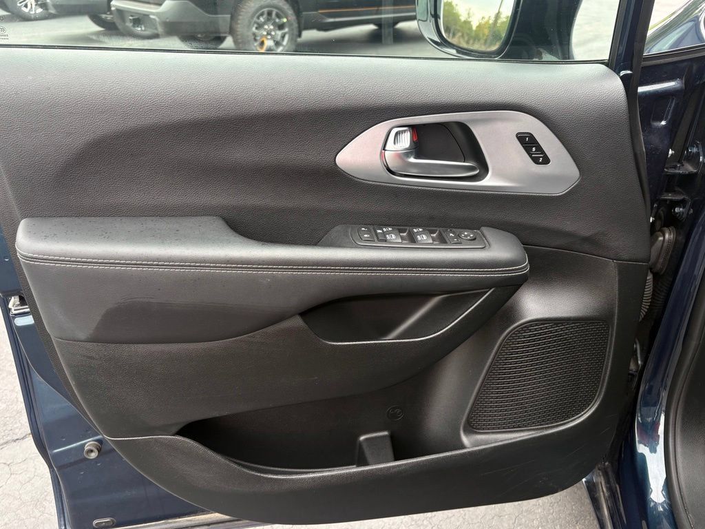 Used 2025 Chrysler Pacifica Limited FWD image 20