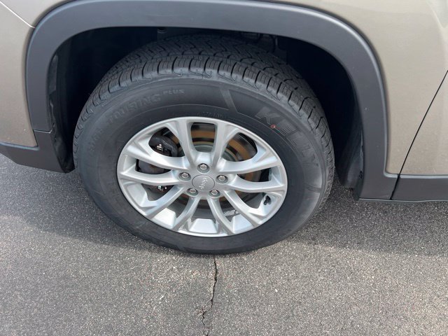 Used 2019 Jeep Cherokee Latitude w/ Cold Weather Group AWD/4WD image 9