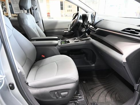 Used 2023 Toyota Sienna XLE image 10