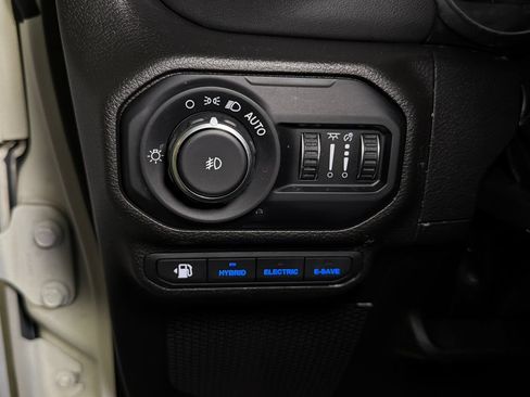 Used 2022 Jeep Wrangler Unlimited Sahara AWD/4WD image 28