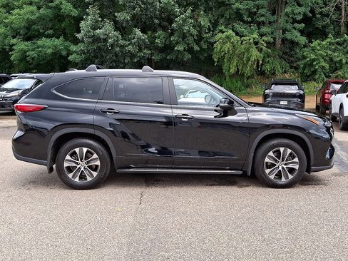 Used 2023 Toyota Highlander XLE AWD/4WD image 9