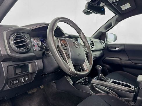 Used 2018 Toyota Tacoma TRD Off-Road image 12