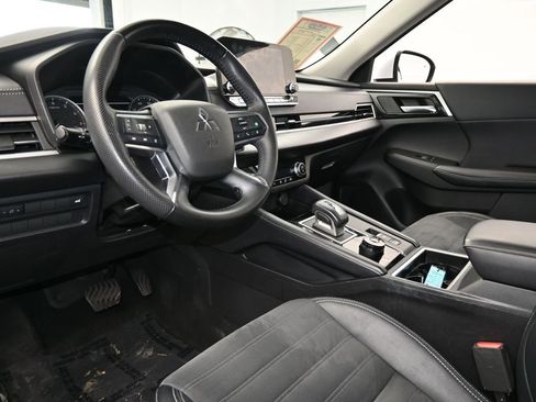 Used 2023 Mitsubishi Outlander SE image 13