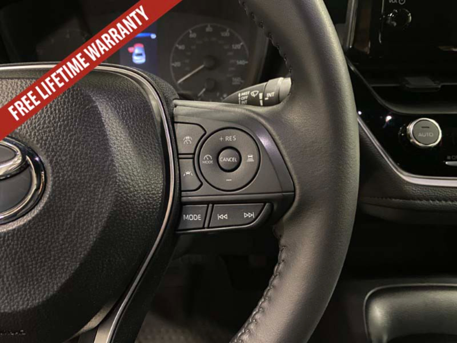 Used 2025 Toyota Corolla SE FWD image 36