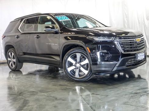 Used 2023 Chevrolet Traverse LT w/ LT Premium Package AWD/4WD image 2