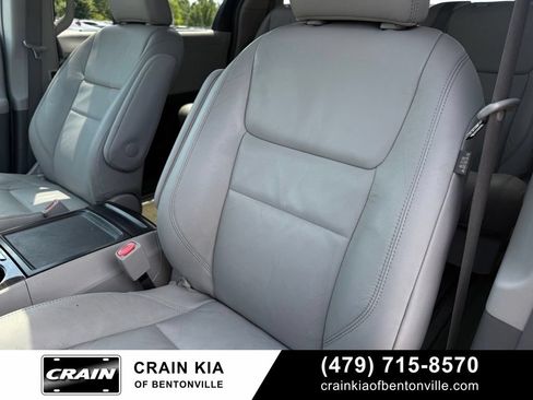 Used 2017 Toyota Sienna XLE w/ XLE Navigation Package FWD image 23