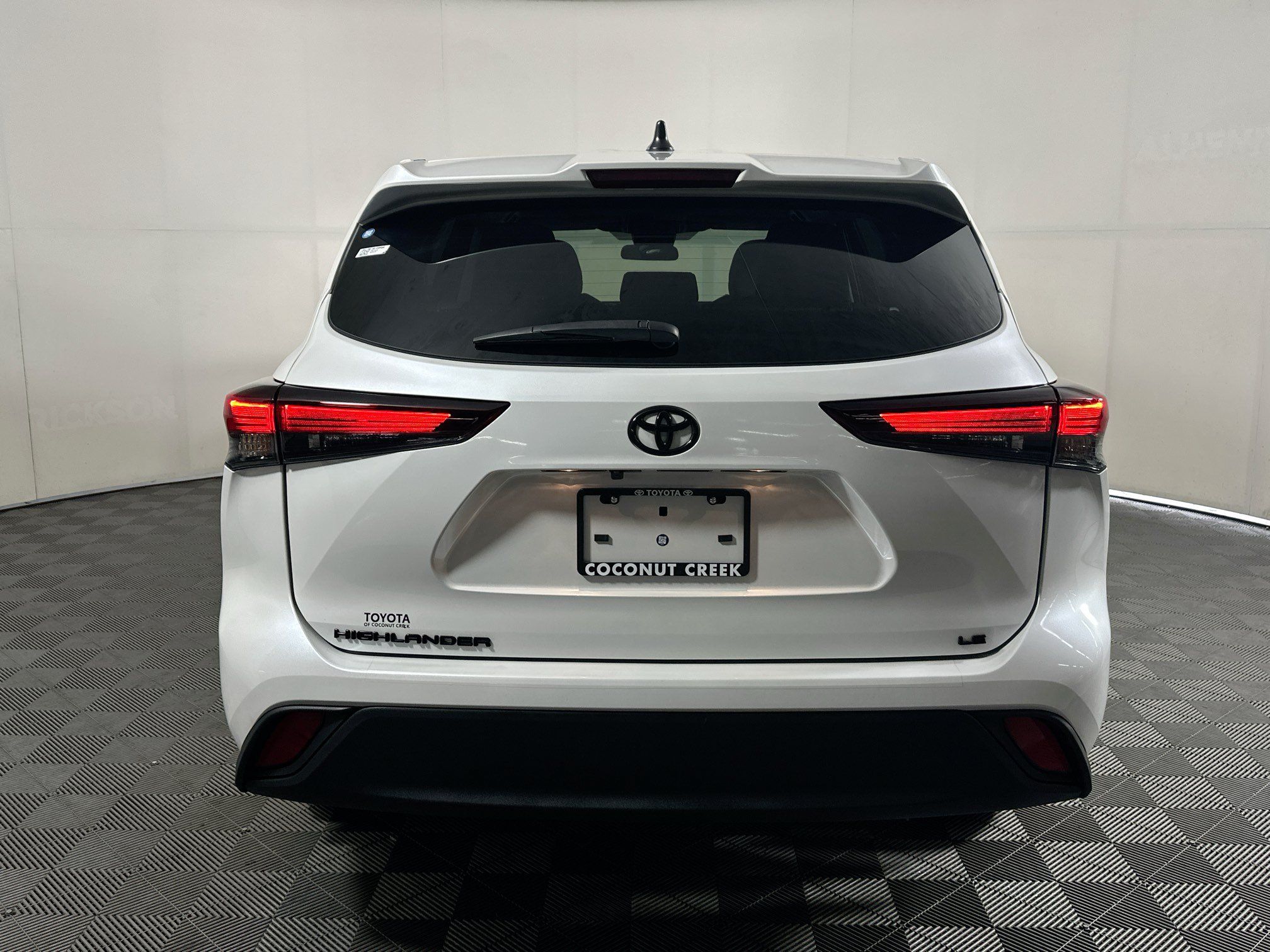 Used 2025 Toyota Highlander LE FWD image 4