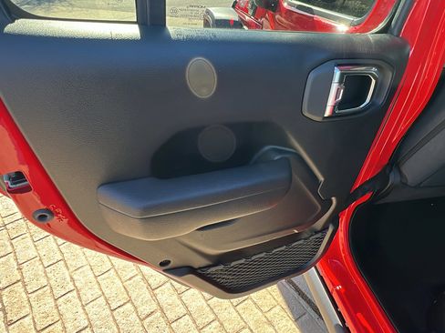 Used 2025 Jeep Wrangler Willys image 23