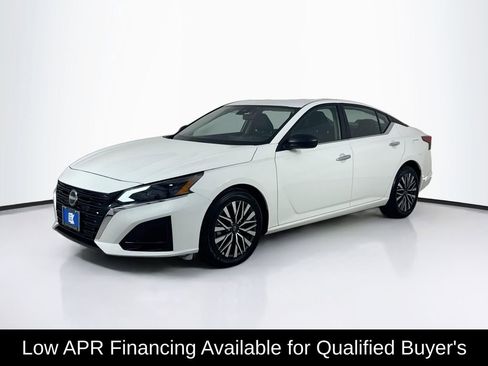 Used 2025 Nissan Altima 2.5 SV FWD image 3
