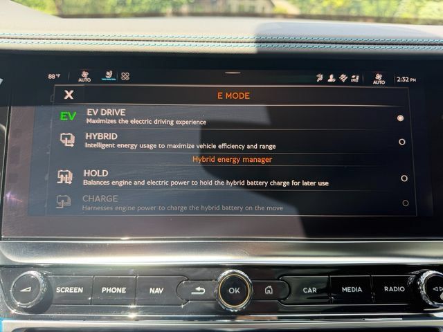 Used 2025 Bentley Flying Spur Plug-In Hybrid AWD/4WD image 36