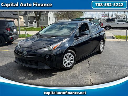 Used 2020 Toyota Prius LE image 1