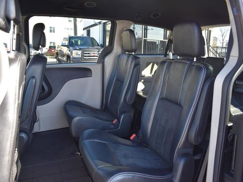 Used 2019 Dodge Grand Caravan SXT image 13