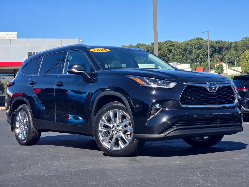 Used 2025 Toyota Highlander Limited AWD/4WD image 2