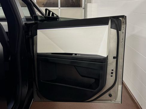 Used 2024 Tesla Cybertruck AWD Crew Cab image 44