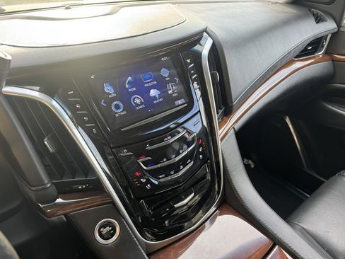 Used 2019 Cadillac Escalade ESV Premium Luxury image 6