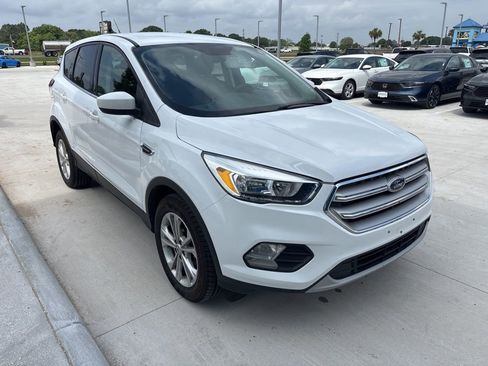 Used 2019 Ford Escape SE FWD image 3